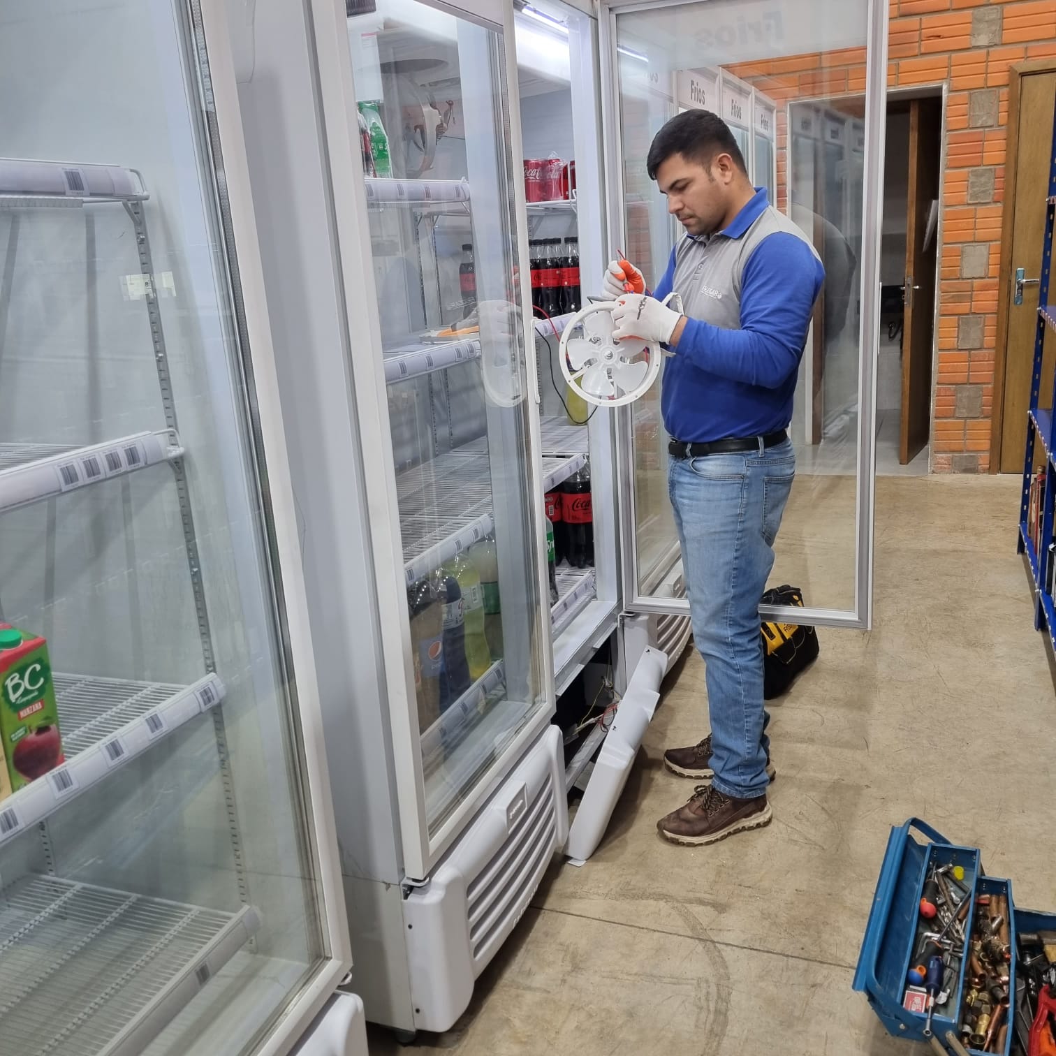 Técnico de Friogar reparando una heladera comercial